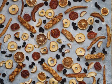 Ahşap arka planda kurumuş meyve cipslerinin arka planı. Ev yemeği. Doğal sağlıklı ürün. Mesaj için yer. Üst görünüm.