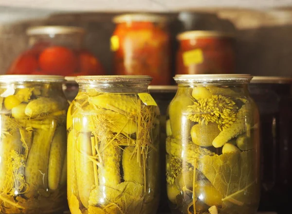 缶詰製品の利点と害 地下の瓶の中の野菜 果実の国産調製物を棚に並べて保管する — ストック写真