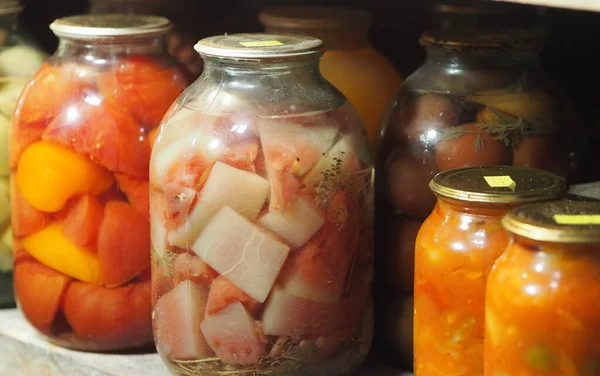 罐头产品的好处和坏处 在地下室的罐子里 水果和浆果的家庭配料排成一排放在架子上储存 — 图库照片