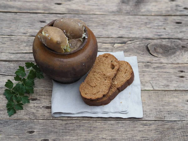 Korzyści Zdrowotne Gotowanych Ziemniaków Ziemniaki Skórze Glinianym Garnku Naturalnym Drewnianym — Zdjęcie stockowe