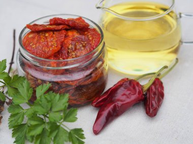 Sağlıklı beslenme kavramı. Kurutulmuş meyve ve sebzelerin faydaları. Ahşap bir masada pişirmek için malzemeli kurutulmuş domates cipsi..