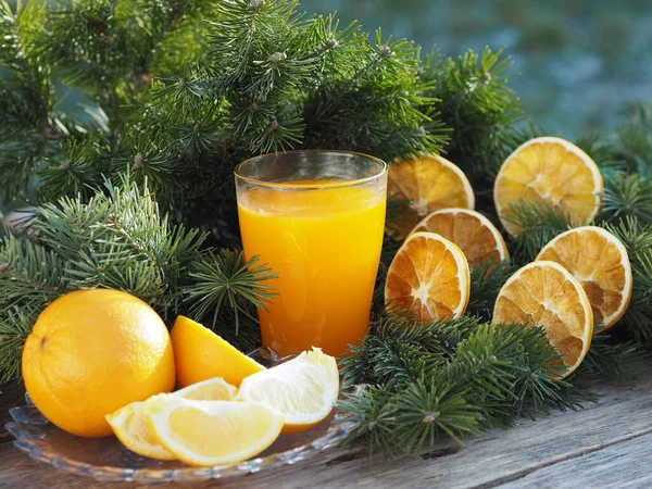 Tuoreet Kuivatut Appelsiinihedelmät Smoothie Mehu Kuusen Oksat Luonnollinen Puinen Maalaismainen — kuvapankkivalokuva