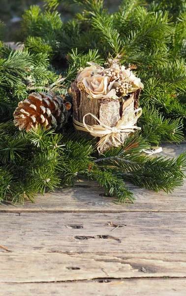 Neujahrsgebinde Ein Strauß Getrockneter Blumen Und Tannenzapfen Unter Kiefernzweigen Grußkarte — Stockfoto