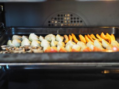 Pişirmek ve kurutmak için doğranmış sebzelerle ev yapımı fırın tepsisi. Cips ve fırında sebze pişirme. Doğal ev yapımı yiyecekler..