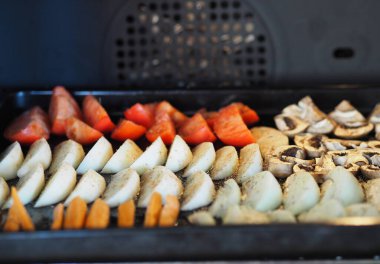 Pişirmek ve kurutmak için doğranmış sebzelerle ev yapımı fırın tepsisi. Cips ve fırında sebze pişirme. Doğal ev yapımı yiyecekler..