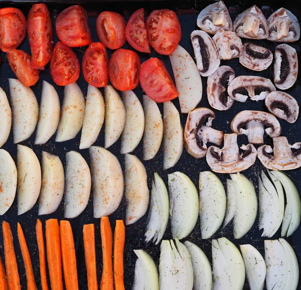 Μαύρο Ταψί Από Φούρνο Φέτες Λαχανικών Για Ψήσιμο Στέγνωση Σπιτικό — Φωτογραφία Αρχείου