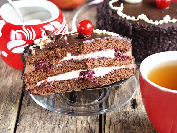 Bolo Chocolate Cortado Com Cerejas Cerejas Fundo Madeira Com Maçãs — Fotografia de Stock