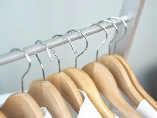 Bewaar Dingen Wit Heldere Kleding Schouders Van Hangers Producten Van — Stockfoto