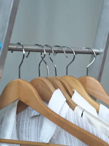 Bewaar Dingen Wit Heldere Kleding Schouders Van Hangers Producten Van — Stockfoto