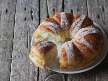 Bayramlık Paskalya, Noel ya da eski bir tahta kırsal masada günlük ekmek ruloları. Ev yapımı kek..