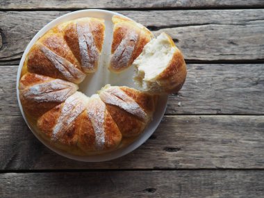 Bayramlık Paskalya, Noel ya da günlük ekmek ruloları ahşap, eski bir masa üzerinde. Ev yapımı pasta. Yukardan manzara..