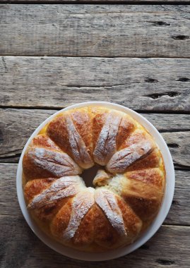 Bayramlık Paskalya, Noel ya da günlük ekmek ruloları ahşap, eski bir masa üzerinde. Ev yapımı pasta. Yukardan manzara..