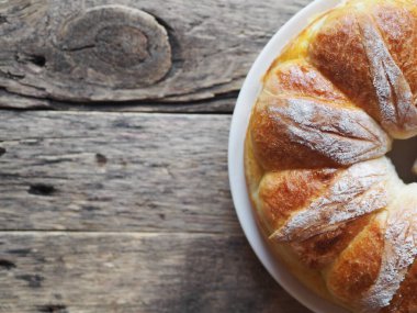 Bayramlık Paskalya, Noel ya da günlük ekmek ruloları ahşap, eski bir masa üzerinde. Ev yapımı pasta. Yukardan manzara..