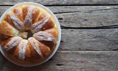 Bayramlık Paskalya, Noel ya da günlük ekmek ruloları ahşap, eski bir masa üzerinde. Ev yapımı pasta. Yukardan manzara..