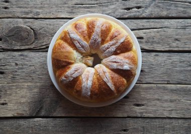 Bayramlık Paskalya, Noel ya da günlük ekmek ruloları ahşap, eski bir masa üzerinde. Ev yapımı pasta. Yukardan manzara..