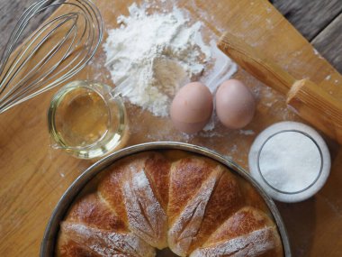 Bayramlık Paskalya, Noel ya da günlük ekmek ruloları ahşap bir kırsal masa üzerindeki malzemelerle birlikte. Ev yapımı pasta. Üst kattan manzara..