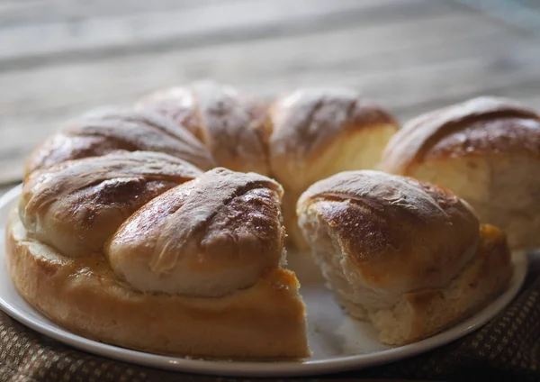 Festliche Oster Weihnachts Oder Alltagsbrötchen Auf Einem Rustikalen Holztisch — Stockfoto