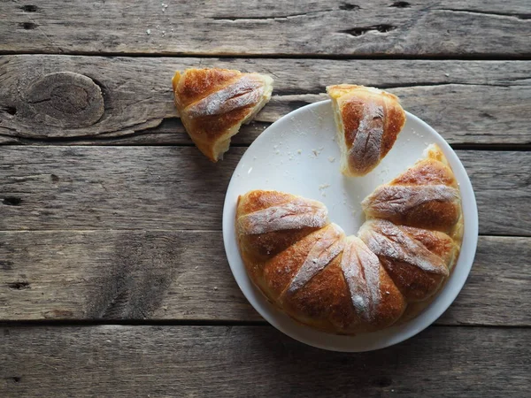 Festliche Oster Weihnachts Oder Alltagsbrötchen Auf Einem Rustikalen Holztisch — Stockfoto