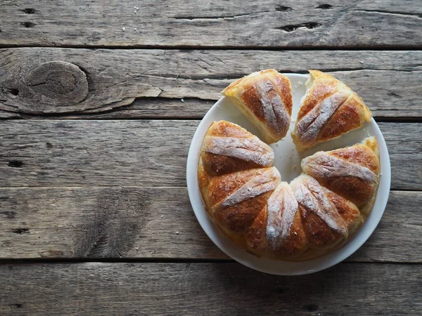 Festliche Oster Weihnachts Oder Alltagsbrötchen Auf Einem Rustikalen Holztisch — Stockfoto