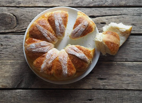 Festliche Oster Weihnachts Oder Alltagsbrötchen Auf Einem Rustikalen Holztisch — Stockfoto