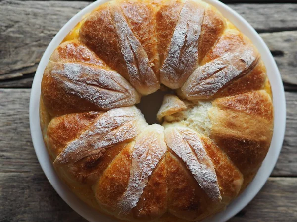 Festliche Oster Weihnachts Oder Alltagsbrötchen Auf Einem Rustikalen Holztisch — Stockfoto