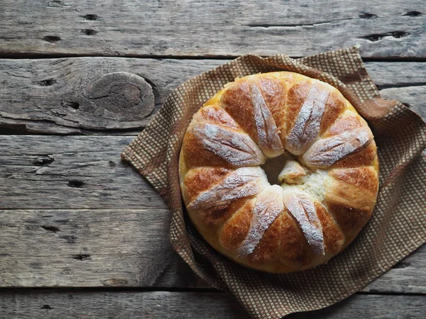 Festliche Oster Weihnachts Oder Alltagsbrötchen Auf Einem Rustikalen Holztisch — Stockfoto