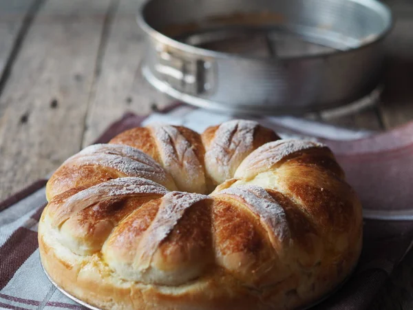 Festliche Oster Weihnachts Oder Alltagsbrötchen Auf Einem Rustikalen Holztisch — Stockfoto