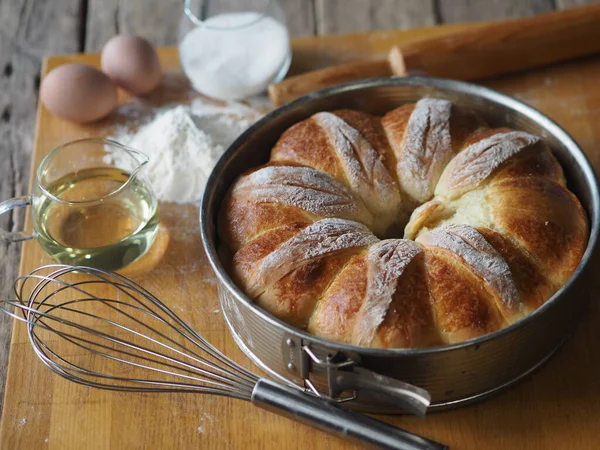 Festliche Oster Weihnachts Oder Alltagsbrötchen Auf Einem Rustikalen Holztisch — Stockfoto