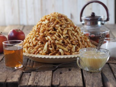 Chak chak 'tan yapılan karınca tepesi keki, çaydanlık ve bal ile tatar ikramı. Tahta doğal arkaplan.