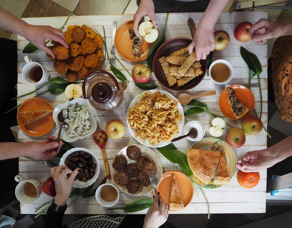 Sebuah Makan Meriah Meja Kayu Putih Dengan Cakes Meeting Teman — Stok Foto