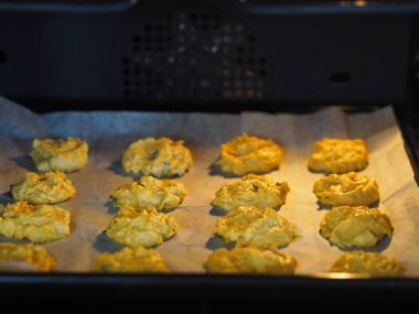 Ev yemeği. Fırında pişirmeden önce üzümlü çiğ kabak kurabiyesi..