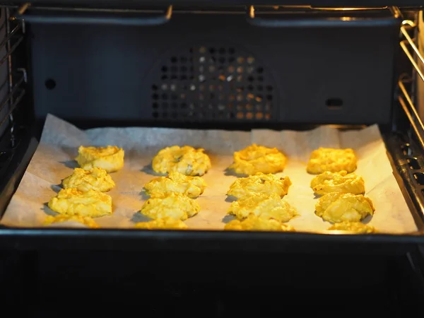 ホームクッキング オーブンで焼く前に追加レーズンとカボチャのクッキーを生 — ストック写真