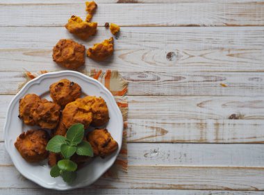 Beyaz ahşap arka planda kuru üzümlü balkabaklı vejetaryen kurabiyeler. Yukarıdan manzara. Metin için boşluk.