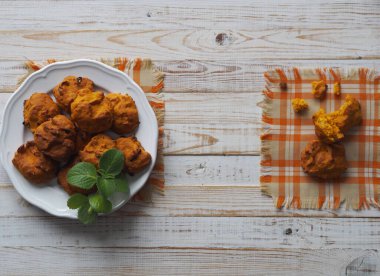 Beyaz ahşap arka planda kuru üzümlü balkabaklı vejetaryen kurabiyeler. Yukarıdan manzara. Metin için boşluk.