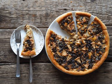 Ahşap zemine polen düşmüş taze kiraz kırmızısı. Yazın yağmurdan sonra.