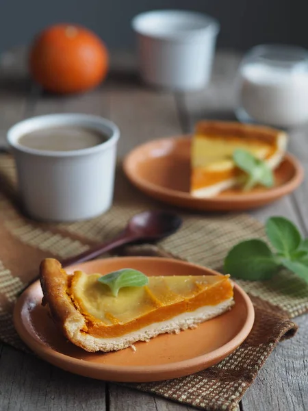 Tarte Citrouille Maison Couverte Œufs Fouettés Crème Sucre Une Tasse — Photo