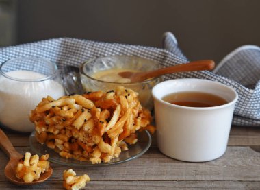 Ev yapımı kek. Chak chak 'tan bir parça karınca tepesi keki, çay ve bal ile tatar ikramı. Tahta doğal arka plan..