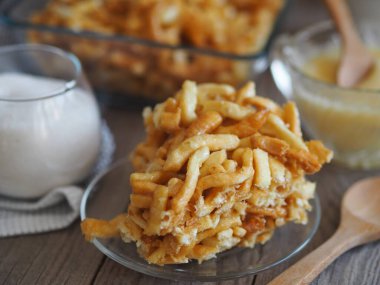 Ev yapımı kek. Chak chak 'tan bir parça karınca tepesi pastası. Çay ve bal ile tatar tatlısı. Nauryz, Müslüman bayramı, yan görüş.