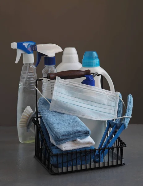 コロナウイルス 隔離中の家の一般的な清掃のアイデア 洗浄製品や洗浄ツール上の医療保護マスク 家のための利点と家で時間を過ごす サイドビュー — ストック写真