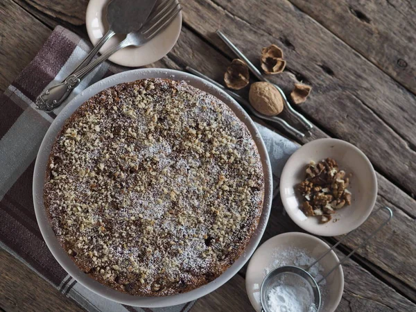 Gâteau Aux Fruits Rond Fait Maison Saupoudré Noix Moulues Sucre — Photo