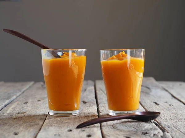 Gezondheidsvoordelen Van Pompoen Pompoenpulp Wordt Door Een Blender Geperst Natuurlijke — Stockfoto