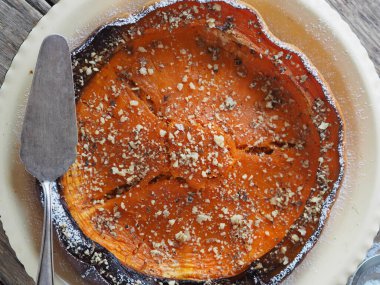 Balkabağı Arkaplanı. Ahşap bir arka planda içinde malzemeler olan ceviz serpiştirilmiş balkabağı. Bir Serkha manzarası. Metin için yer.