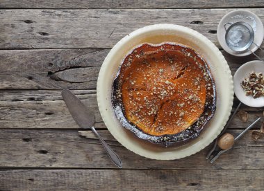 Balkabağı Arkaplanı. Ahşap bir arka planda içinde malzemeler olan ceviz serpiştirilmiş balkabağı. Üst Manzara. Metin için yer.