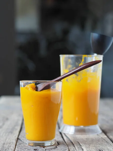 自家製カボチャのパルプから自宅で作られた自然なスムージー ジュース カクテルの2つのガラスは キッチンのぼやけた背景にあります カボチャの健康上の利点 — ストック写真