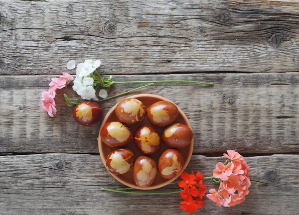 Easter Background Eggs Painted Onion Peel Clay Plate Pelargonium Flowers — Stock Photo, Image