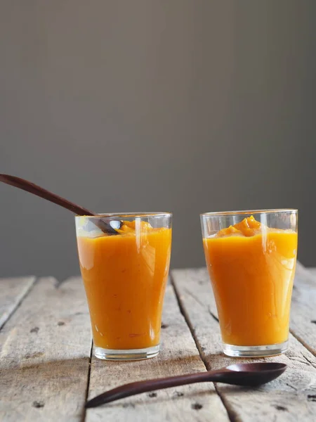 Gezondheidsvoordelen Van Pompoen Pompoenpulp Wordt Door Een Blender Geperst Natuurlijke — Stockfoto