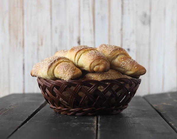 Tortas Caseras Croissants Espolvoreadas Con Sésamo Azúcar Plato Natural Hecho —  Fotos de Stock