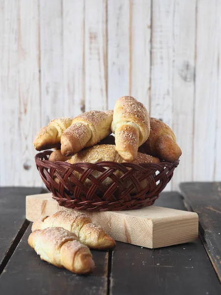 Croissants Espolvoreado Con Sésamo Azúcar Plato Vid Natural Sobre Fondo —  Fotos de Stock