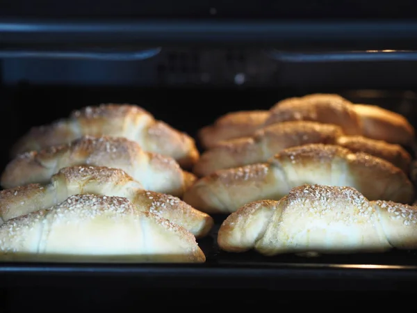 Sült Croissant Szezámmaggal Cukorral Megszórva Egy Sütőlapon Konyhában Sütő Házi — Stock Fotó