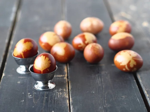 Grupo Ovos Páscoa Coloridos Com Caldo Pele Cebola Fundo Madeira — Fotografia de Stock